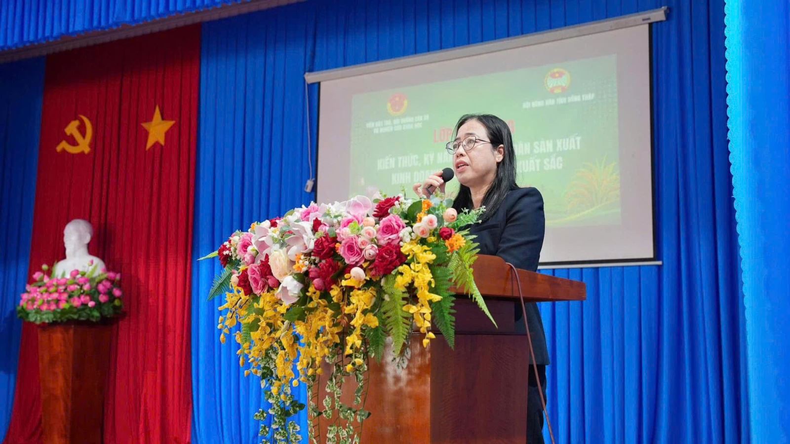 Đồng chí Nguyễn Thị Hồng Phượng – Ủy viên Ban Thường vụ Trung ương Hội Nông dân Việt Nam, Tỉnh ủy viên, Phó Chủ tịch Ủy ban Mặt trận Tổ quốc Việt Nam tỉnh, Chủ tịch Hội Nông dân tỉnh Đồng Tháp