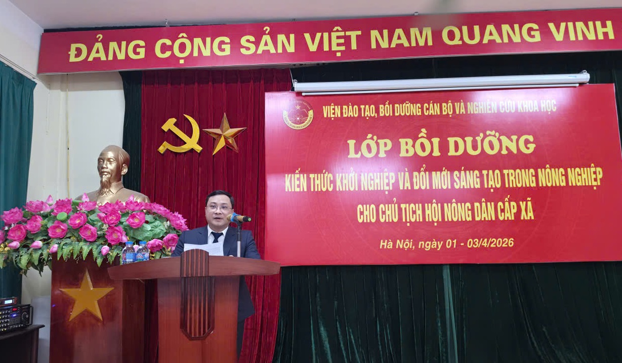 Ông Nguyễn Sỹ Hùng – Phó Viện trưởng Viện Đào tạo, Bồi dưỡng Cán bộ và Nghiên cứu khoa học phát biểu khai giảng lớp bồi dưỡng.